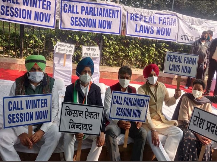 Farmers Protest LIVE Updates: पंजाब के कांग्रेस सांसद जंतर मंतर पर धरने पर बैठे, शीतकालीन सत्र बुलाकर चर्चा की मांग